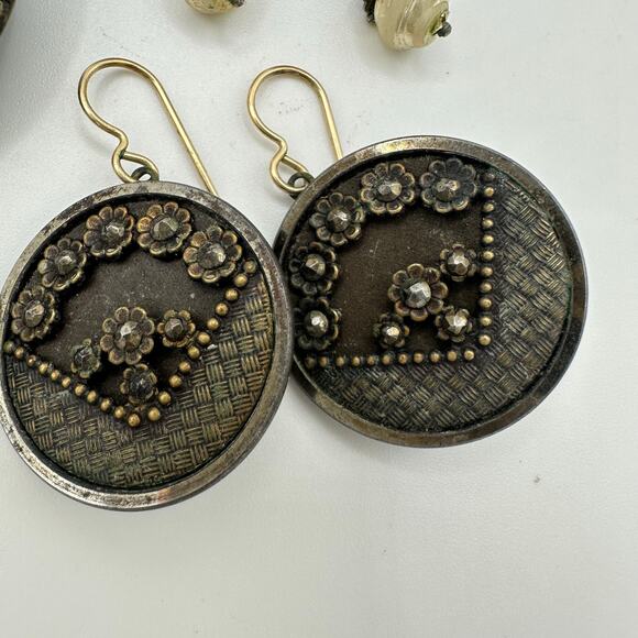 Bundle lot antique Victorian pictorial buttons upcycled brooch 2 pair earrings - Picture 4 of 9